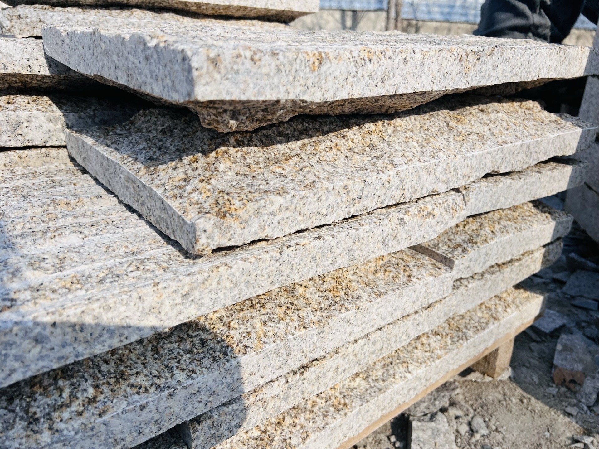 蘑菇石外墻裙顏色選擇建議